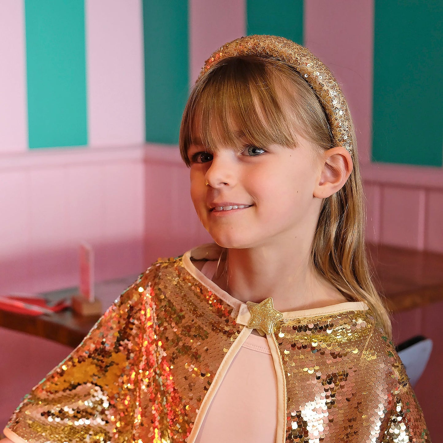 Bandeau rembourré à paillettes dorées